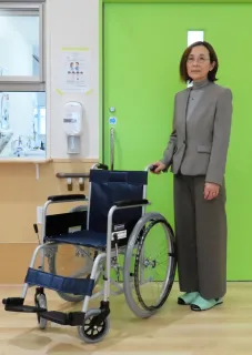 国保診療所に車いす寄贈　遠別商工会女性部