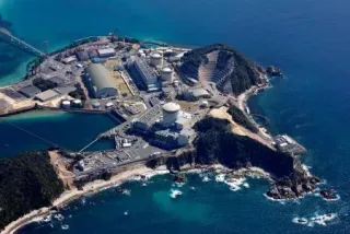 関西電力美浜原発。手前から3号機、2号機、1号機=3月、福井県美浜町