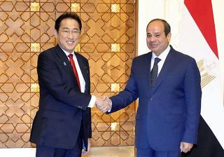 エジプトのシシ大統領と握手を交わす岸田文雄首相＝２０２３年４月３０日、カイロ（共同）