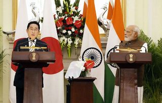 首脳会談後、共同記者発表する岸田首相（左）とインドのモディ首相＝２０２３年３月２０日、ニューデリー（共同）