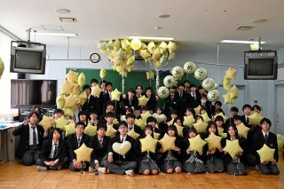 音更高 希望膨らむ卒業祝い 教室に風船飾り：北海道新聞デジタル