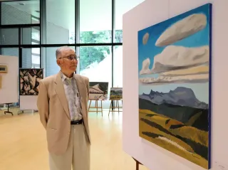 旧夕張市美術館の収蔵作品展 りすたで開催 ズリ山と夕張岳描いた40点