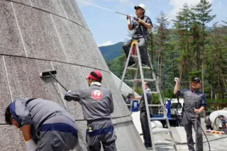 専用　日航機墜落事故 対策従事功労 メダル 昭和60年8月 群馬県警察本部長 日航社員ら慰霊の園清掃、群馬 墜落事故「真摯に向き合う