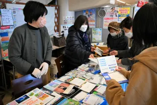 カレンダー　貧困救う助けに　遠軽で「友の会」がバザー