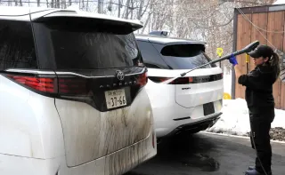 凍結防止剤、泥はね、黄砂…春の洗車、コツは？　札幌の専門店に聞く