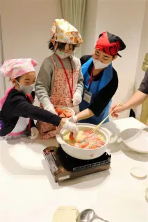 伝統の石狩鍋、家でも作りたい！　小学生らに教室
