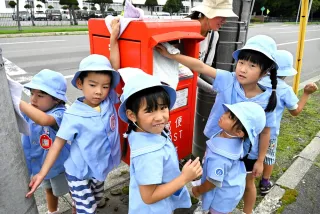ポストぴかぴか、祖父母への手紙投函　深川幼稚園児