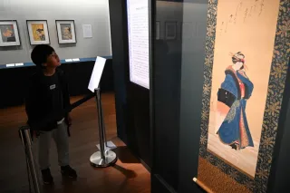 円熟期・北斎の肉筆画「雪中美人図」 小樽芸術村10周年展で公開