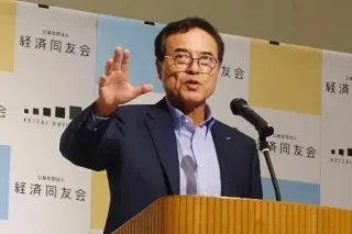 夏季セミナーでスピーチする経済同友会の新浪剛史代表幹事=18日午後、長野県軽井沢町