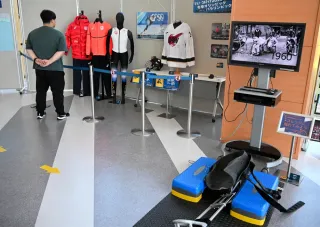 五輪出場の蟻戸選手と須藤さんのユニホーム並ぶ　中標津で特別展