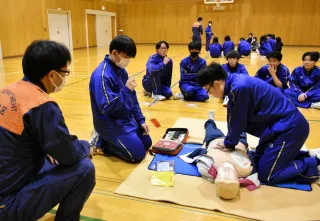 人形使い心肺蘇生法学ぶ　豊富高で救命講習