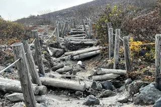 整備から30年以上経過し、土砂の流出や老朽化が目立つ樽前山の東山コース登山道＝2023年10月