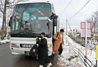 美瑛・クリスマスツリーの木　シャトルバス実証運行開始　訪日客中心に19人利用