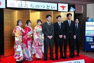北海道 千歳市/恵庭市 近郊配送 楢材 デスク 店頭受け渡し大歓迎 20歳の自覚 胸に刻む 千歳、恵庭で式典：北海道新聞デジタル