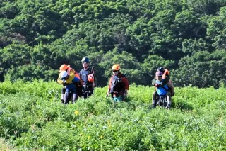 知床事故洋上慰霊　家族の思い、懸命に寄り添い　同行のボランティアも涙　