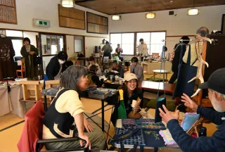 毎年恒例の自由市でにぎわう「アウトドア・宿　マンディル」