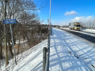 冬期間は路面が凍結しスリップ事故の危険性がある興部跨線橋