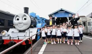 SL「トーマス号」試乗会に参加した保育園児ら=24日午前、静岡県島田市（（C）2025　Gullane　“Thomas”　Limited.）