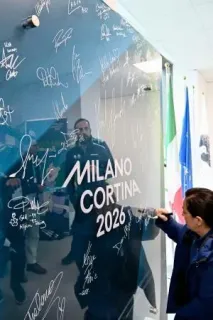 「五輪休戦」願う壁を設置　IOC会長らがサイン