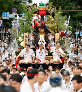舁き山笠、福岡の繁華街を駆ける　豪華な山車7基、博多祇園山笠
