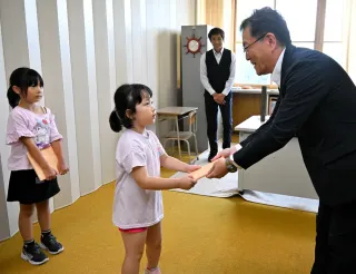 深川市が新事業ブックセカンド開始 小学1年生に絵本贈る：北海道新聞