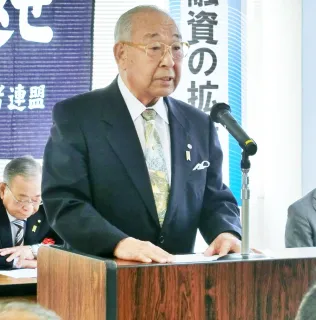 総会であいさつする千島歯舞諸島居住者連盟根室支部の角鹿支部長(同支部提供)