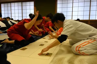 木札争奪 会場に緊張感 岩見沢で下の句かるた大会：北海道新聞デジタル