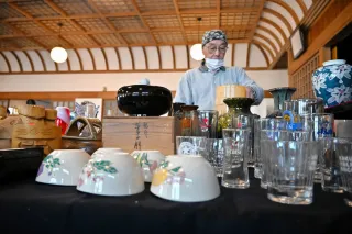 骨董品のお皿 崇教眞光伊賀上野お浄め所の建設記念 マニアうなる骨董市 苫小牧・正光寺で5日まで：北海道新聞デジタル