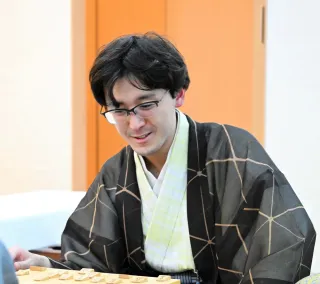 伊藤、藤井に逆転勝ち　2勝2敗のタイに　第67期王位戦第4局
