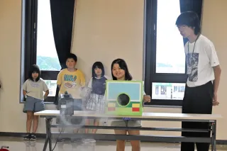 秩父別で理科実験イベント　児童が公立千歳科学技術大の学生と万華鏡づくりや空気砲を体験