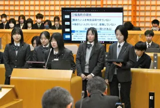 福島の中高生、町長に政策提言　木工製品のブランド化発表