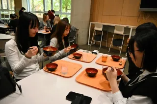 格安で提供された、あぶりサーモン丼を食べる東農大生
