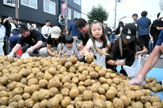 「くっちゃんじゃが祭り」開幕　真夏の雪だるまとジャガイモ詰め放題　2日まで