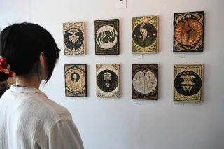 自然原料を用い、動物を円形にデザインした小林龍一さんの絵画展