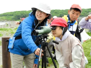 春国岱を歩き、干潟に降りたオジロワシの姿などを観察する子どもたち