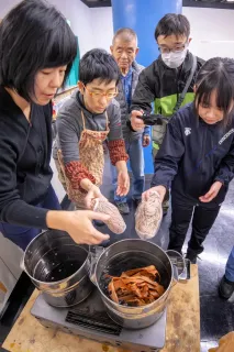 敷物「チタㇻペ」再現に熱　美幌・ピポロアイヌ文化協が第2回作業