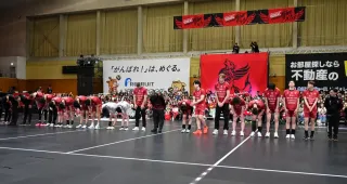 試合後、サポーターの前で感謝の気持ちを示す選手たち