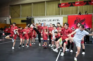 ホーム最終戦スペシャルゲストの高橋成美さんと記念撮影するヴォレアス選手たち