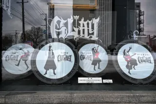 GLAYマンホール　冬も「逢いたいから」　函館のオフィシャルショップで展示