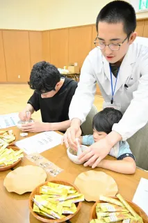 薬剤師の仕事やAED　市民ら52人が体験　北海道科学大生らが運営