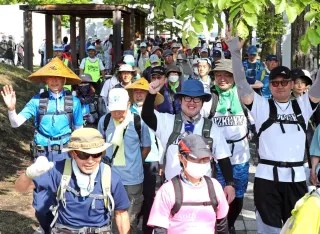 前回の北見ツーデーマーチで一斉にスタートする参加者たち=2024年6月15日