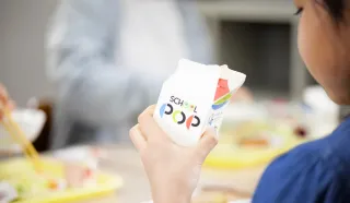 ストローなしで飲める牛乳、札幌と江別の学校給食に 日本製紙が