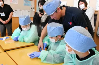 医療現場の仕事　児童が模擬体験　木古内で医師が「命の授業」