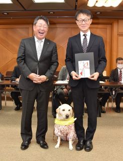 道盲導犬協に２８万円を寄付 道新会札幌八日会：北海道新聞デジタル