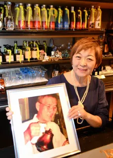 夫の死乗り越えもう一頑張り　広尾の老舗スナック「YOU」の渡部さん、1年ぶり店再開