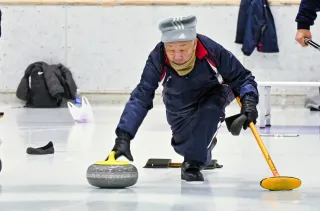 90歳カーラーはチームの柱 釧路市音別の荻原さん 「年齢関係なく楽しめる」 