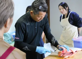 自分でサケさばきバーベキューに　雄武で体験ツアー