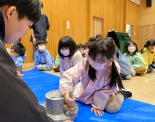 小麦の“秘密”園児学んだ　遠軽の若手農業者が食育教室