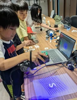 3Dプリント技術　北見の児童が学ぶ　データ化のスキャナー操作