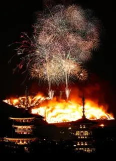 奈良で若草山焼き、夜空彩る炎　古都で冬の伝統行事